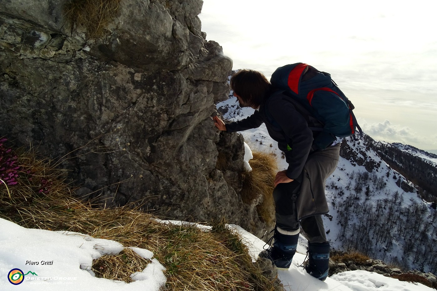 33 Osservando attentamente le rocce.JPG -                                
